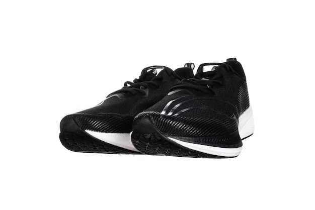 Paar neue, markenlose schwarze Sportlaufschuhe oder Sneakers isoliert auf weißem Hintergrund mit Beschneidungspfad