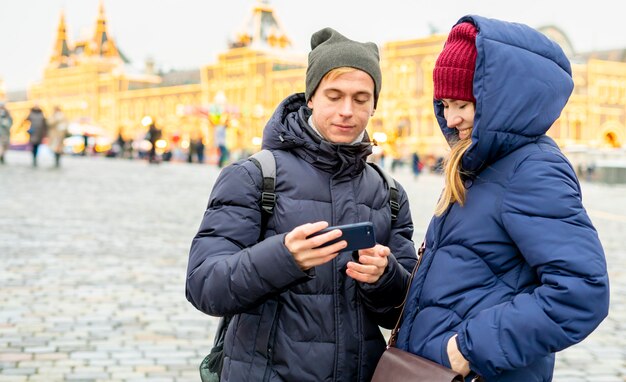 Paar o Mann und Frau, die ein Selbstporträt im Freien auf der Straße an einem Wintertag nehmen