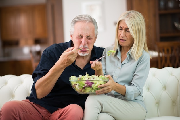 Paar probiert einen geschmacklosen Salat