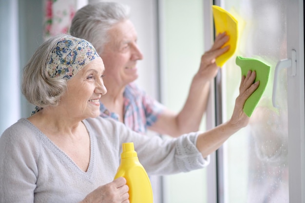 Paar putzt gemeinsam Fenster