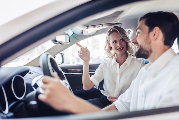 Paar redet beim Autofahren