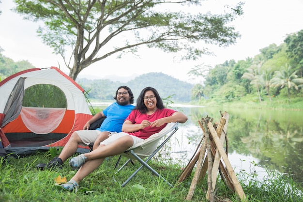 Paar reist und verbringt Zeit beim Campen