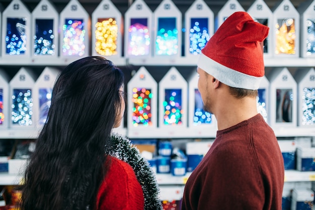 Paar schaut auf Weihnachtsgeschenke im Supermarkt