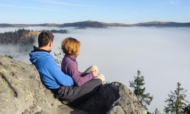 Paar schaut sich um. Nebel bedeckte die Hügel