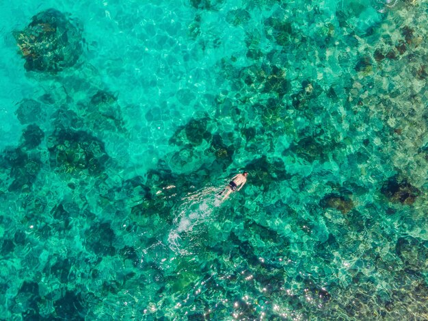 Foto paar schnorchelt im blauen meer ozean und korallenroter hintergrund aus der vogelperspektive