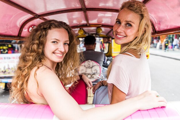 Paar schöne Mädchen, die Bangkok Hauptattraktionen besuchen
