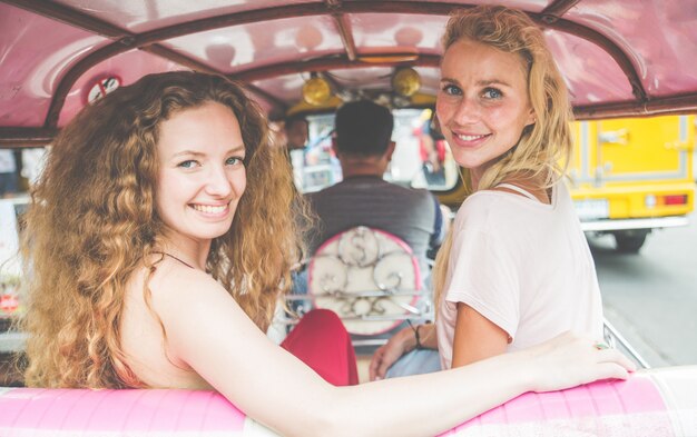 Paar schöne Mädchen, die Bangkok Hauptattraktionen besuchen