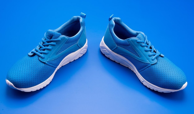 Paar Schuhe für das Training auf blauen Hintergrundschuhen