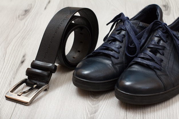 Paar schwarze Leder Herrenschuhe mit Schnürsenkel und Ledergürtel für Herren Herren Accessoires