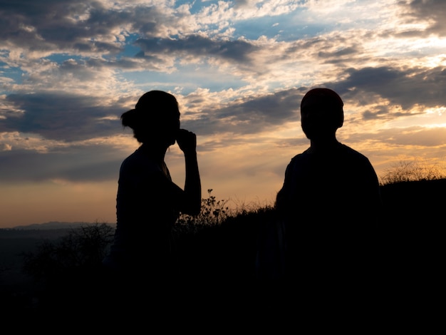 Paar-Silhouette-Ansicht auf Wanderweg.