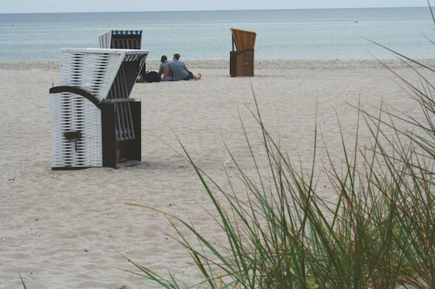 Paar sitzt am Strand