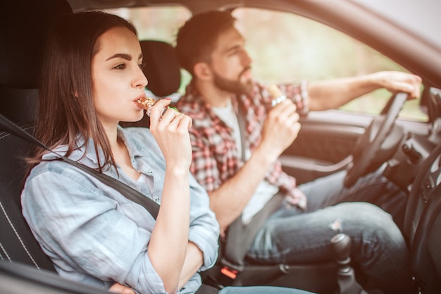 Paar sitzt im Auto