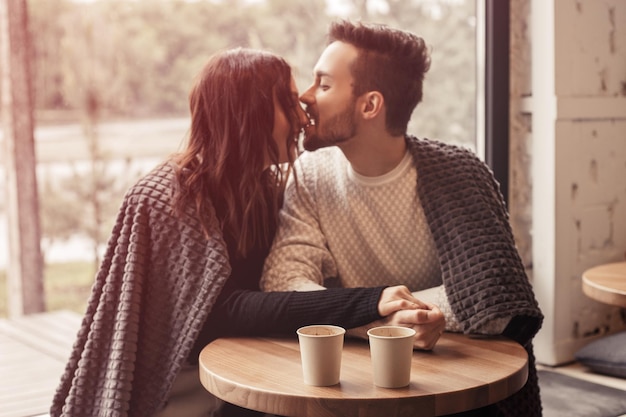 Paar sitzt im Café