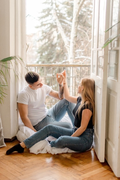 Paar sitzt in der Nähe von Balkon