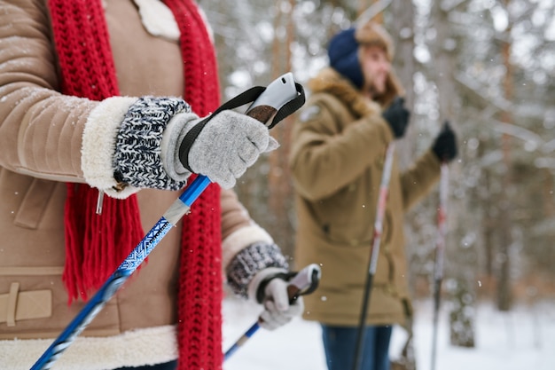 Paar Skifahren im Wald