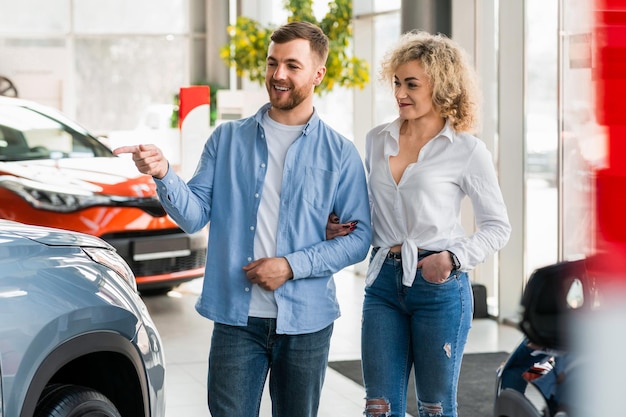 Paar spaziert durch das Autohaus