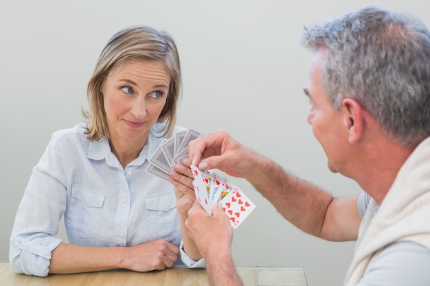 Paar Spielkarten zu Hause