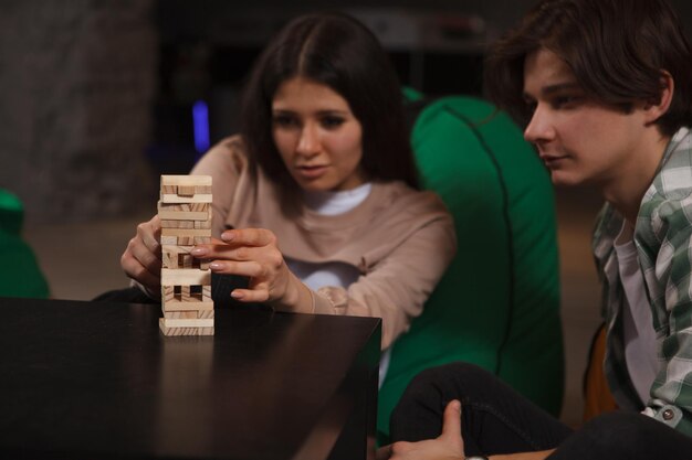 Paar spielt bei einem Date zusammen Holzklötze