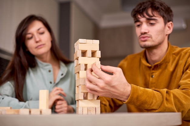 Paar spielt in Brettspielblöcken zu Hause während der Sperrzeit