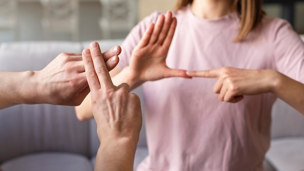 Foto paar spricht mit gebärdensprache