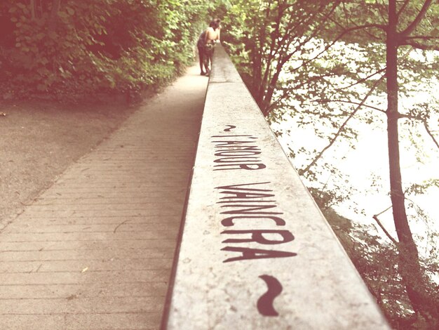 Foto paar steht an einer stützmauer mit text