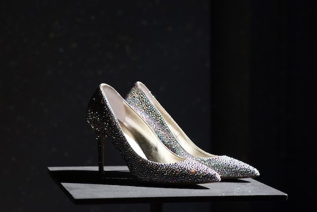 Foto paar stilvolle pumps mit hohen absätzen, verziert mit glitzernden strasssteinen