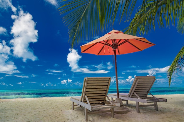 Paar Strand Reisen Sommerurlaub Stühle Regenschirm Palmenblätter idyllische Küste sonniger Himmel Landschaft