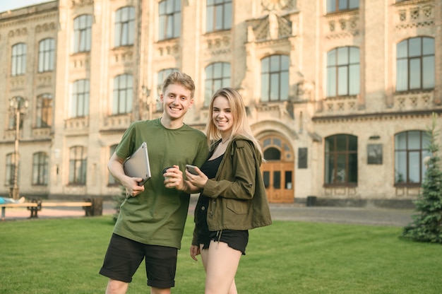 Paar Studenten, die nahe College stehen