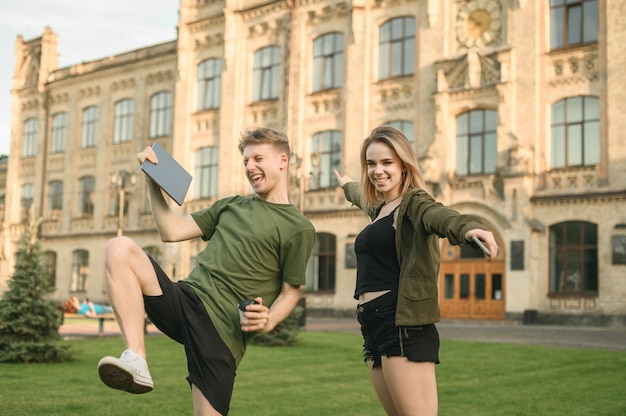 Paar Studenten, die nahe College stehen