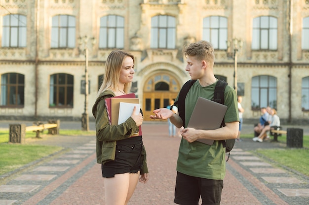 Paar Studenten, die nahe College stehen