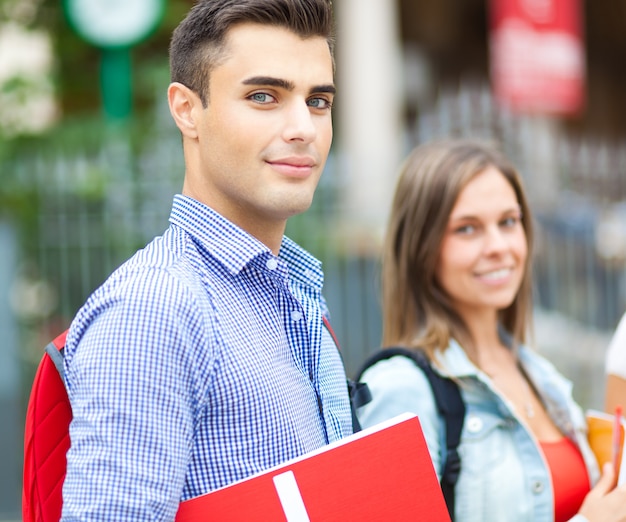 Paar Studenten im Park