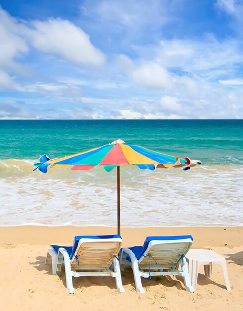 Paar Stuhl und Mehrfarbenregenschirm am Strand mit tadellos Himmel