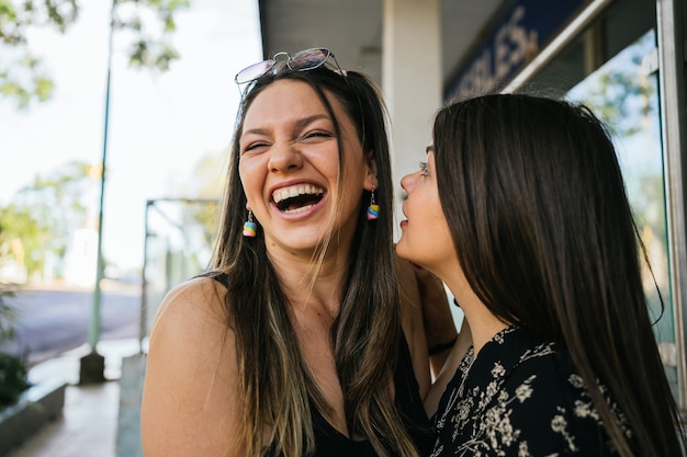 Paar süße Freunde, die in der Stadt lachen.