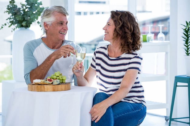 Paar Toast Champagner im Restaurant