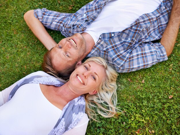 Foto paar top view und bindung im park für liebe vertrauen in verpflichtung und ehe mit porträt glückliche menschen auf date im freien für frische luft und romantik mit unterstützung loyalität und entspannen auf picknick