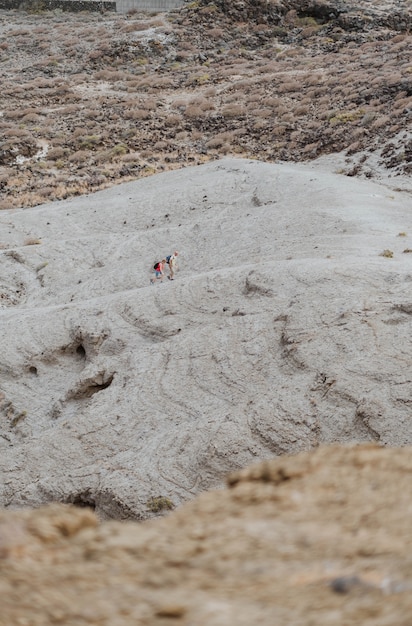 Paar Touristen, die auf einem Berg gehen