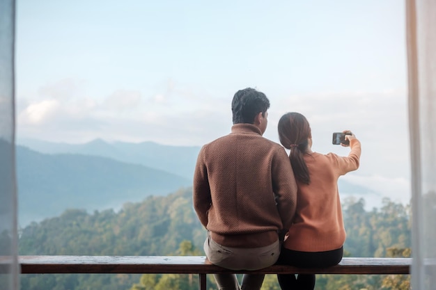 Paar Touristen fotografieren per Handy Blogger Blick auf die Berge zusammen Reisen Urlaub Reise Reise und entspannendes Konzept