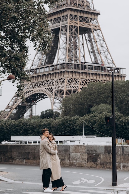 Foto paar touristen im urlaub in paris frankreich zwei liebende, die sich bei sonnenuntergang auf der straße der stadt amüsieren