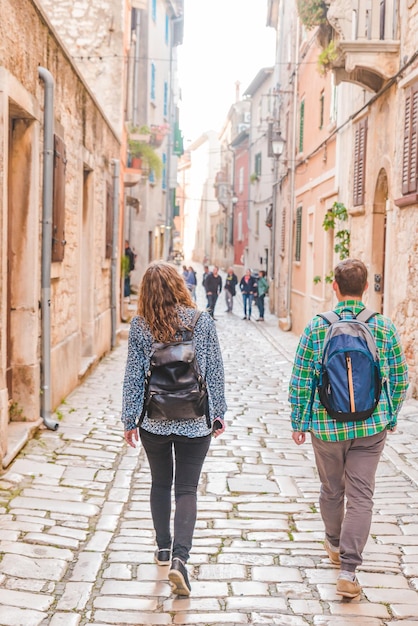 Paar Touristen mit Rucksack zu Fuß durch die alten Straßen der Stadt Rovinj