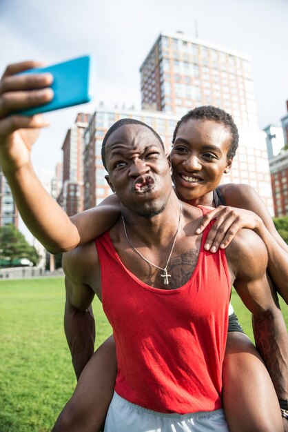 Paar trainiert und macht ein Selfie