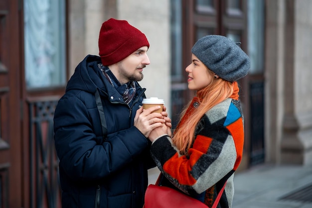 Paar trinkt Kaffee auf der Straße