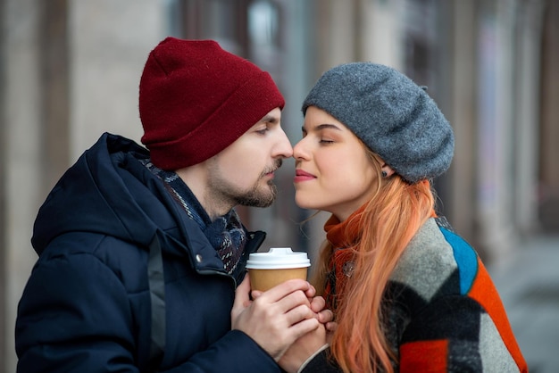 Paar trinkt Kaffee auf der Straße