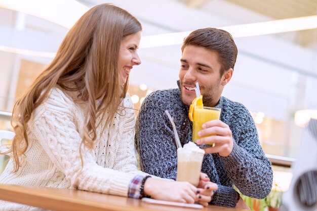 Paar trinkt Kaffee und plaudert im Café