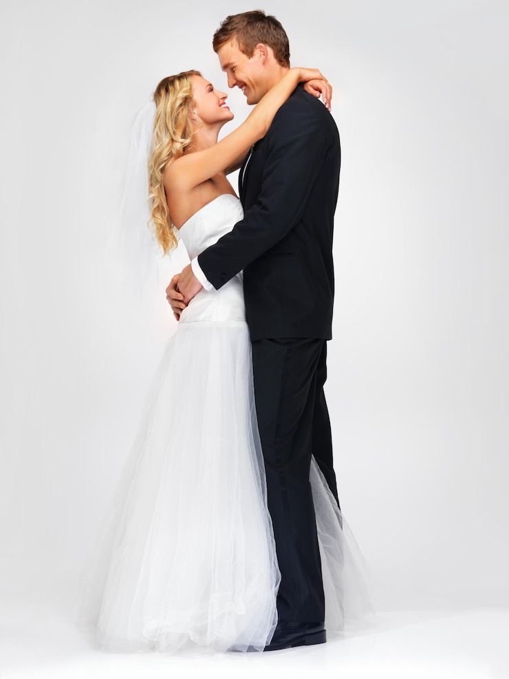 Foto paar und hochzeit mit einer glücklichen braut und bräutigam im studio vor einem weißen hintergrund anzug und ehe mit einem mann und einer frau, die bei einer feier oder zeremonie heiraten