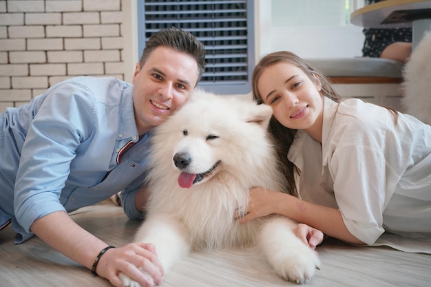 Paar und Hund liegen auf dem Boden