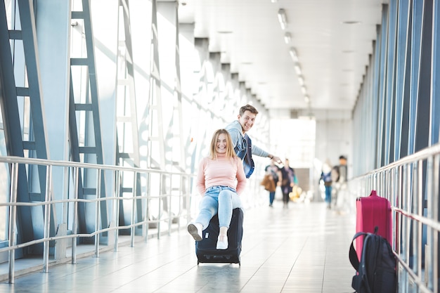 Paar unterwegs. Liebhaber Reise. Junger Mann und Frau am Flughafen. Familientour.