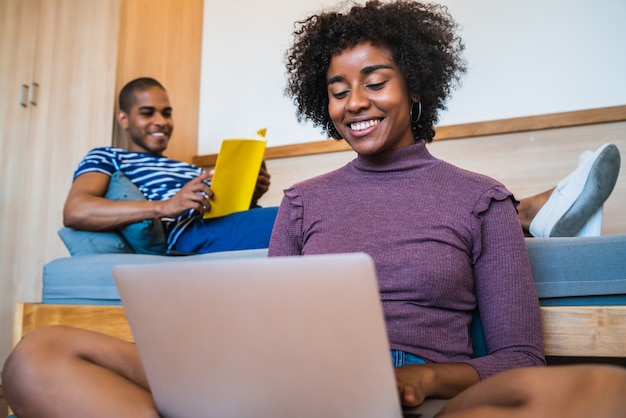 Paar verbringen Wochenende zusammen auf der Couch zu Hause