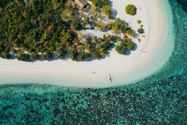 Paar verbringen Zeit auf einer schönen abgelegenen tropischen Insel auf den Philippinen. Konzept über Urlaub und Lebensstil. Luftaufnahme