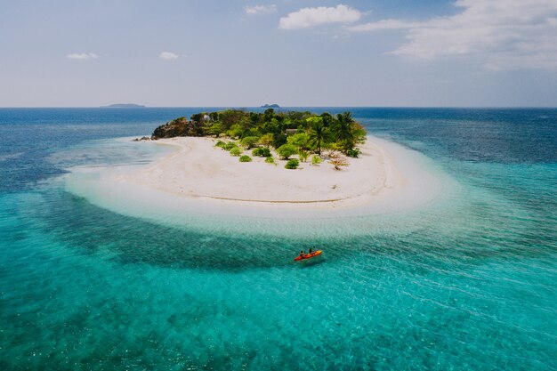 Paar verbringen Zeit auf einer wunderschönen abgelegenen tropischen Insel auf den Philippinen. Konzept über Urlaub und Lebensstil. Kajak fahren und Aktivitäten machen