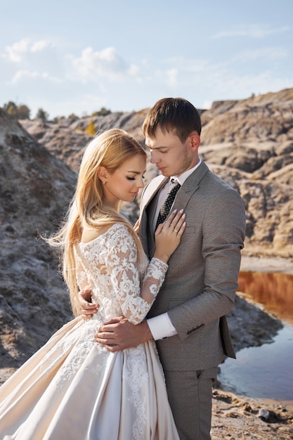 Paar verliebt in fabelhafte Landschaft, Hochzeit in der Natur